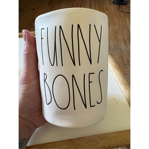 Rae Dunn Funny Bones Candle 13.2 oz - Picture 1 of 5